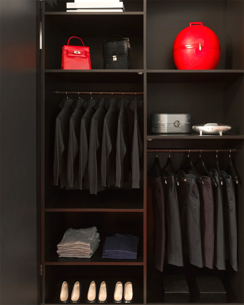 Déclinaison noir et rouge dans le dressing d'Edna, tout elle !