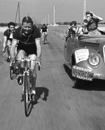 Cinq tulipes rouges&nbsp;: Jean Stelli filme son Tour&nbsp;de&nbsp;France