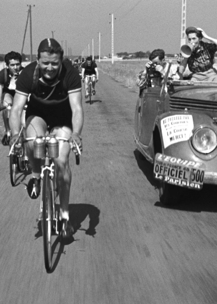 Cinq tulipes rouges&nbsp;: Jean Stelli filme son Tour&nbsp;de&nbsp;France