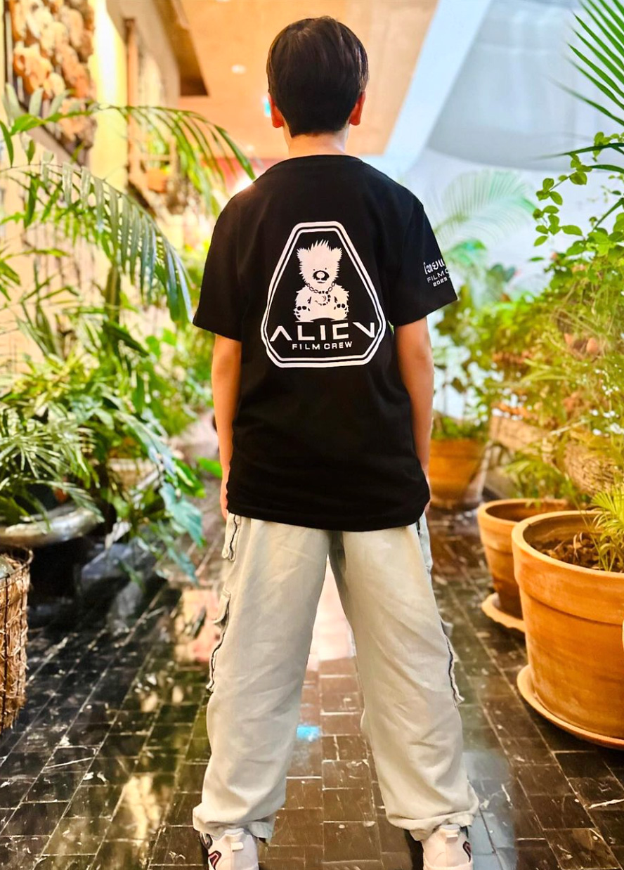 Le jeune Faysal Nakib de dos avec son t-shirt « Alien Film Crew » / Instagram