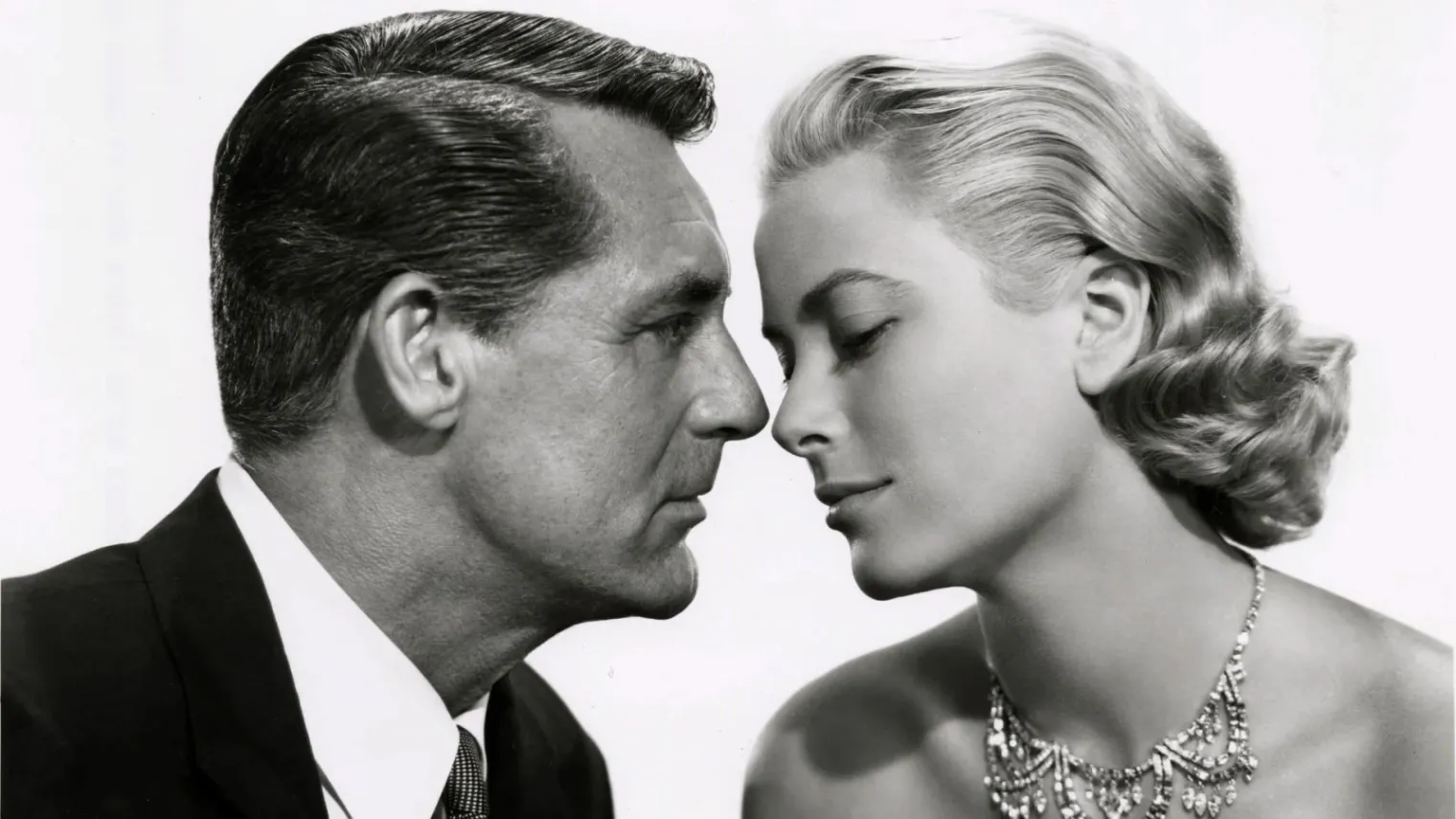 la-main-au-collet-4k-un-festival-de-stars-a-cannes