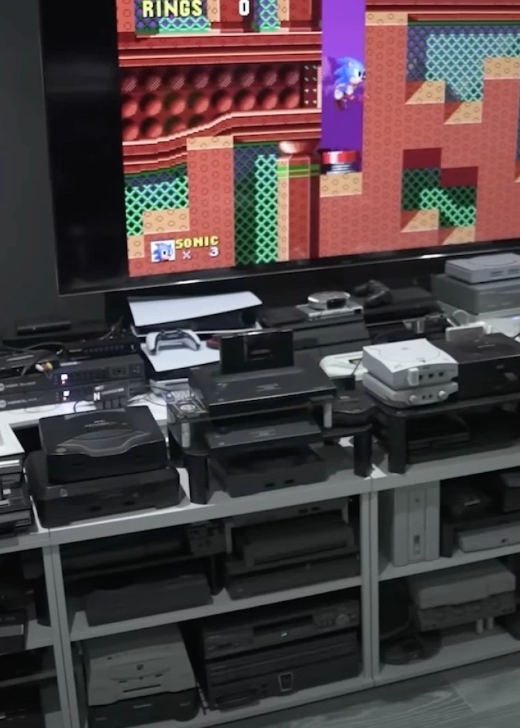 444 consoles sur une TV, record&nbsp;du&nbsp;monde&nbsp;!