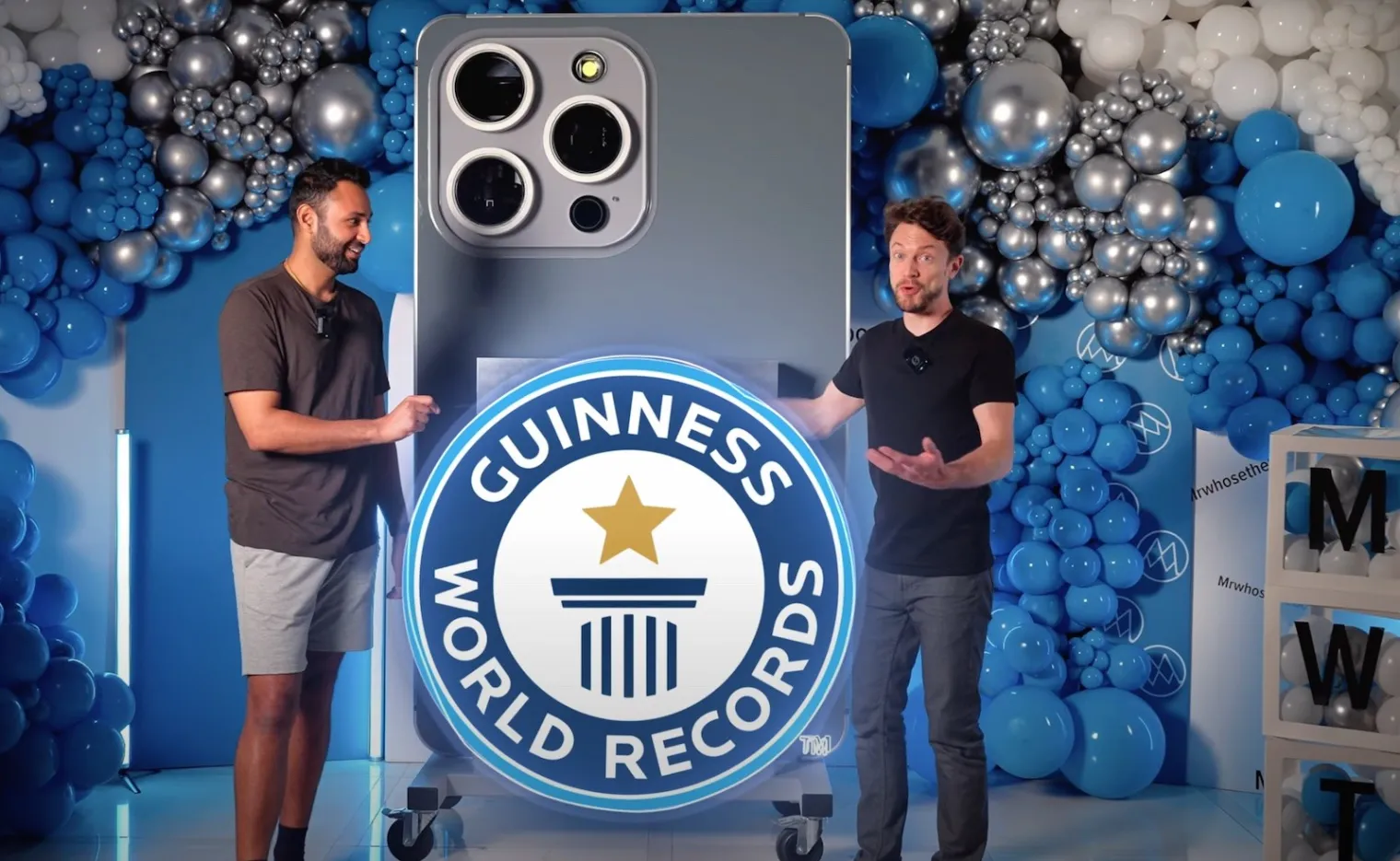 un-iphone-de-2-m-de-haut-record-du-monde