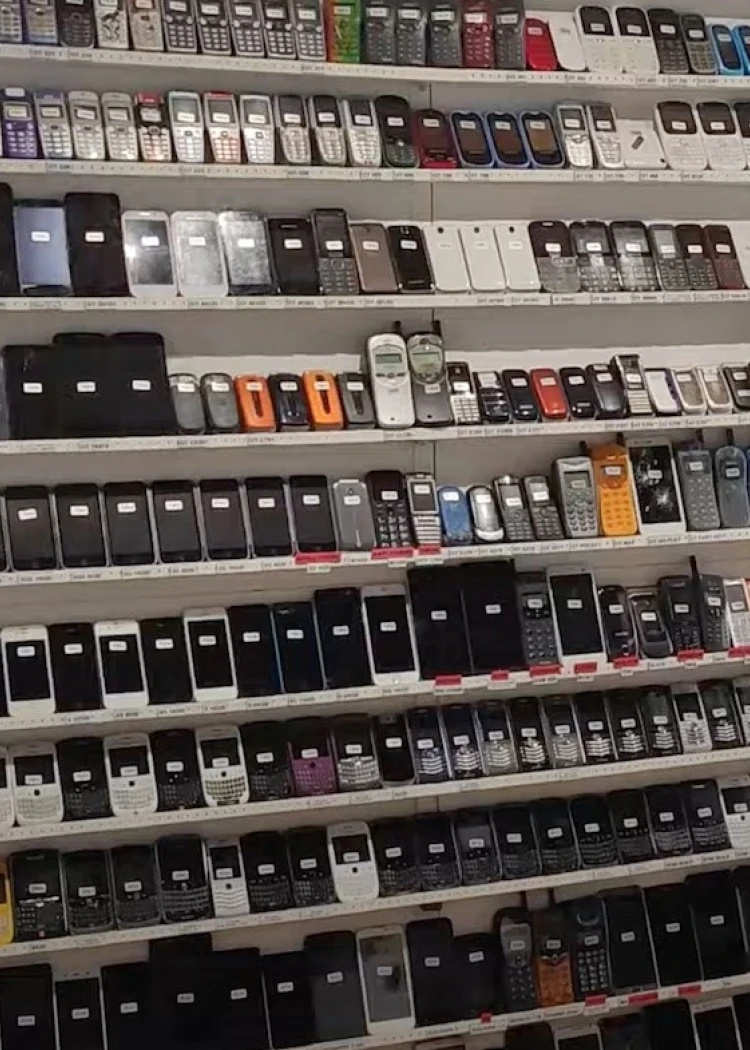 3&nbsp;600 téléphones mobiles, collection record&nbsp;en&nbsp;cours…