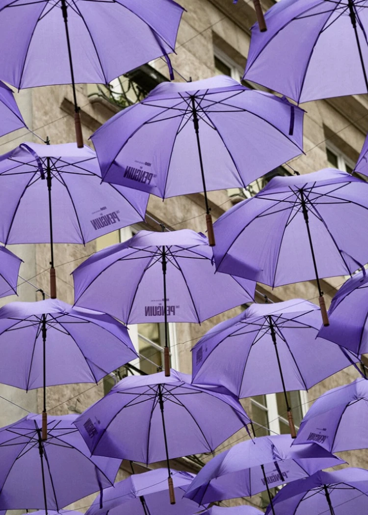 La rue Montorgueil en mode ultra-violet pour&nbsp;The&nbsp;Penguin