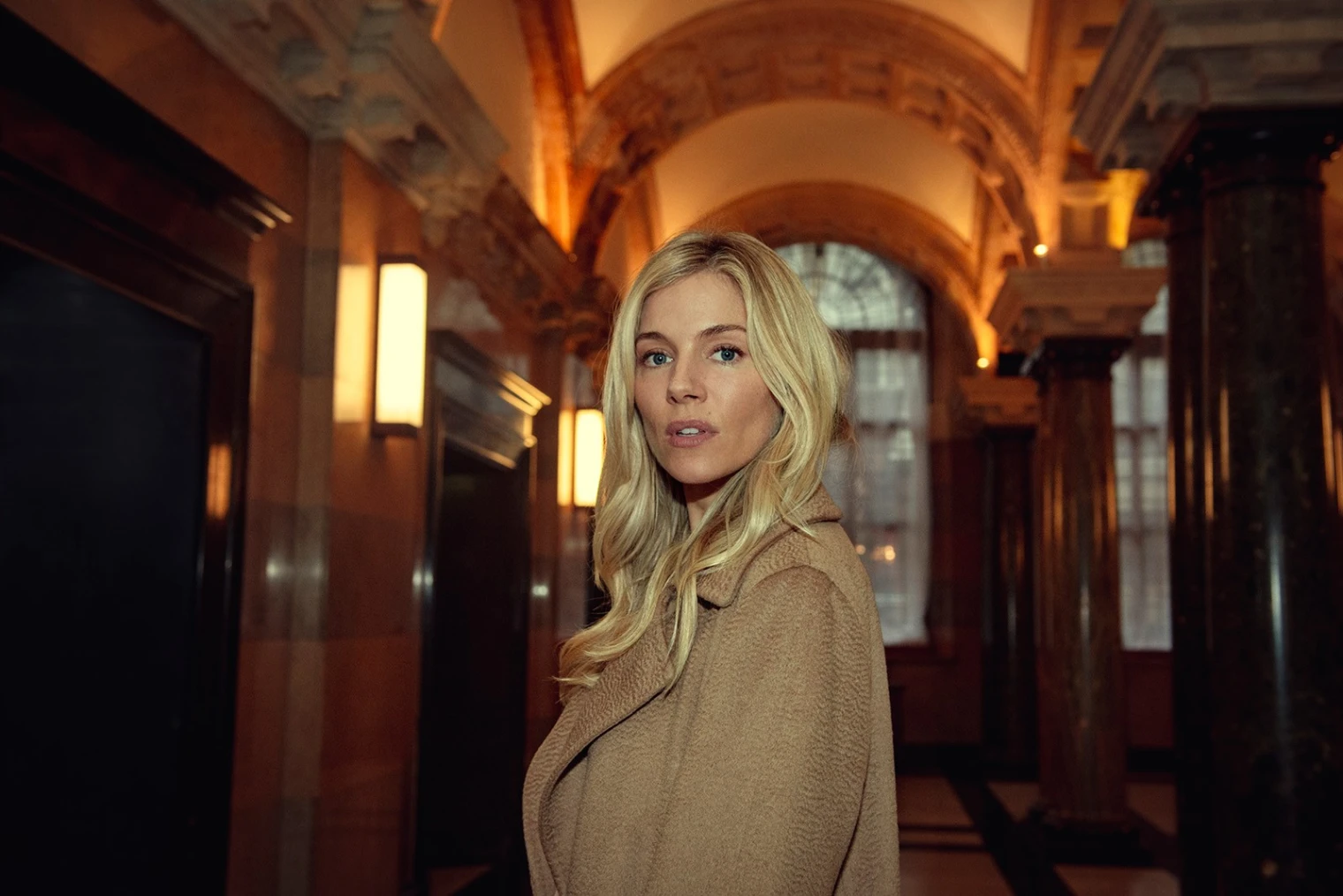 sienna-miller-va-jouer-dans-un-film-adapte-d-une-serie-tres-connue