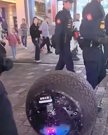 Le premier policier robot en service est&nbsp;chinois