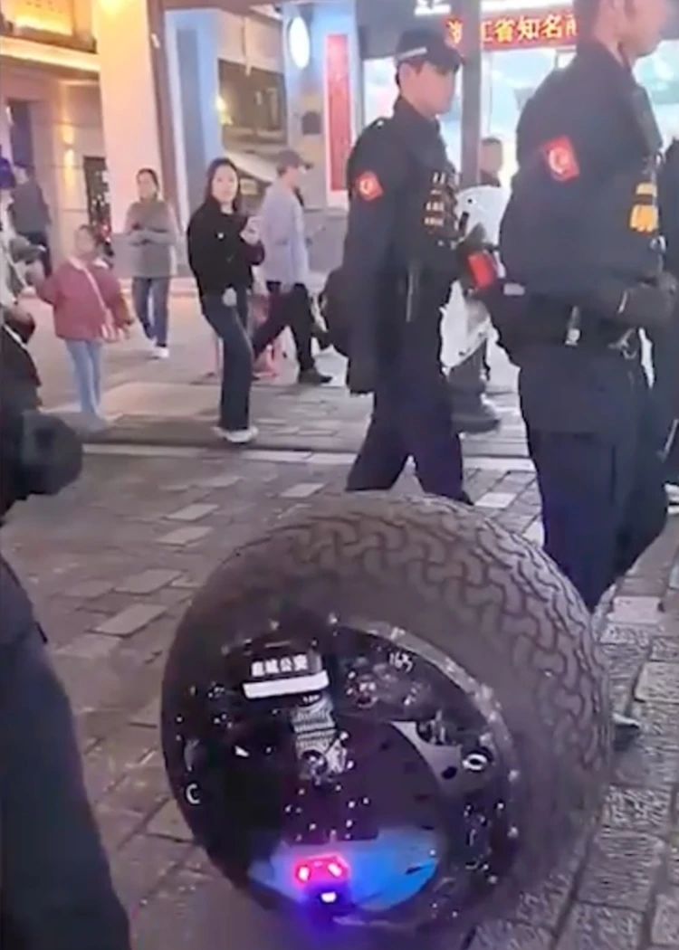Le premier policier robot en service est&nbsp;chinois