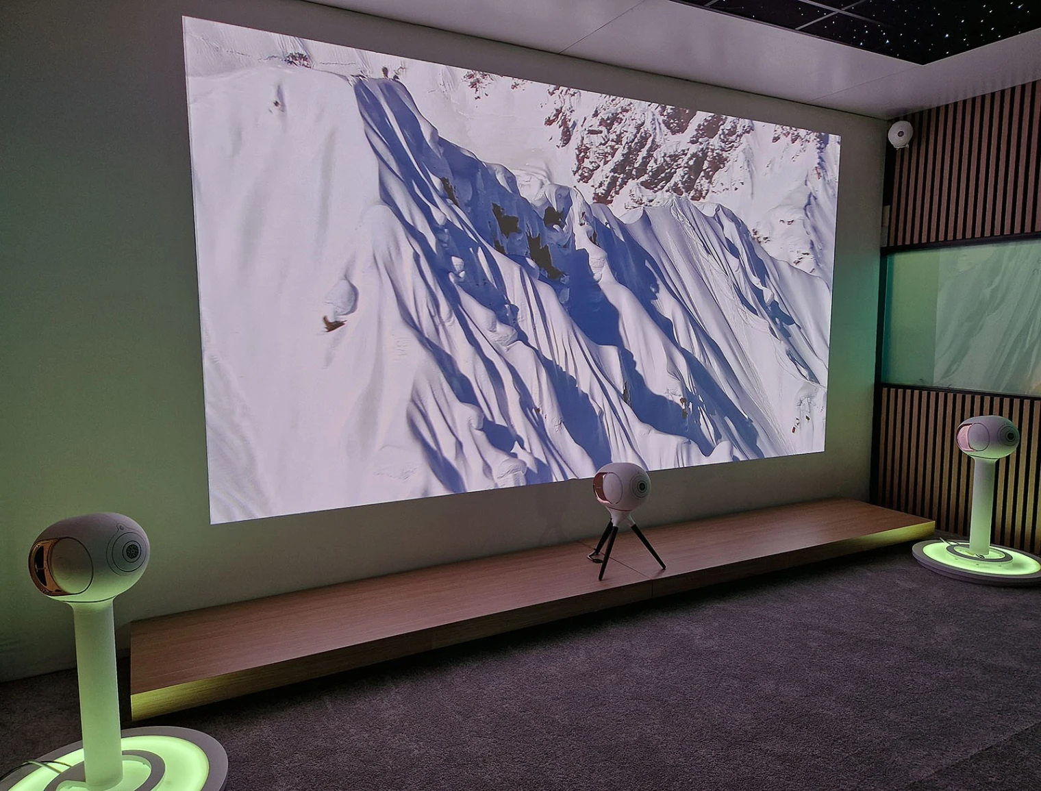 ces-25-collaboration-hisense-x-devialet-pour-des-performances-audio-video-de-haut-vol