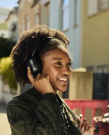 CES 25 > JBL Tour One M3, premier casque avec émetteur externe Bluetooth&nbsp;Auracast