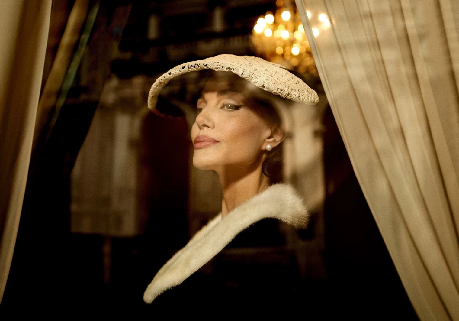 avec-maria-angelina-jolie-trouve-enfin-un-role-a-sa-mesure