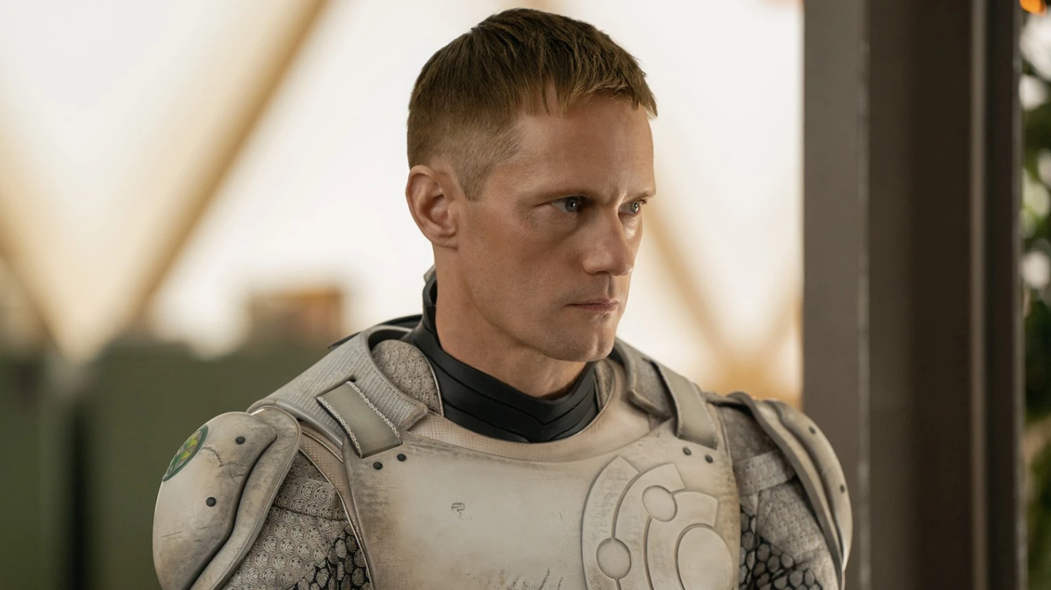 alexander-skarsgard-en-robot-dans-la-nouvelle-serie-apple-tv