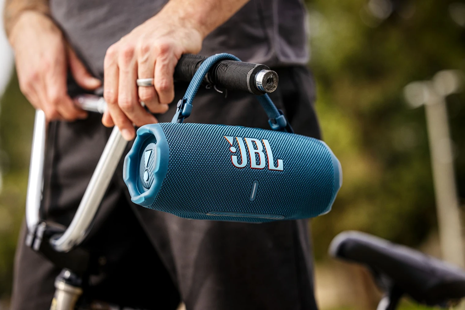 maj-jbl-charge-6-enceinte-bluetooth-auracast-45-w-ip68-power-bank