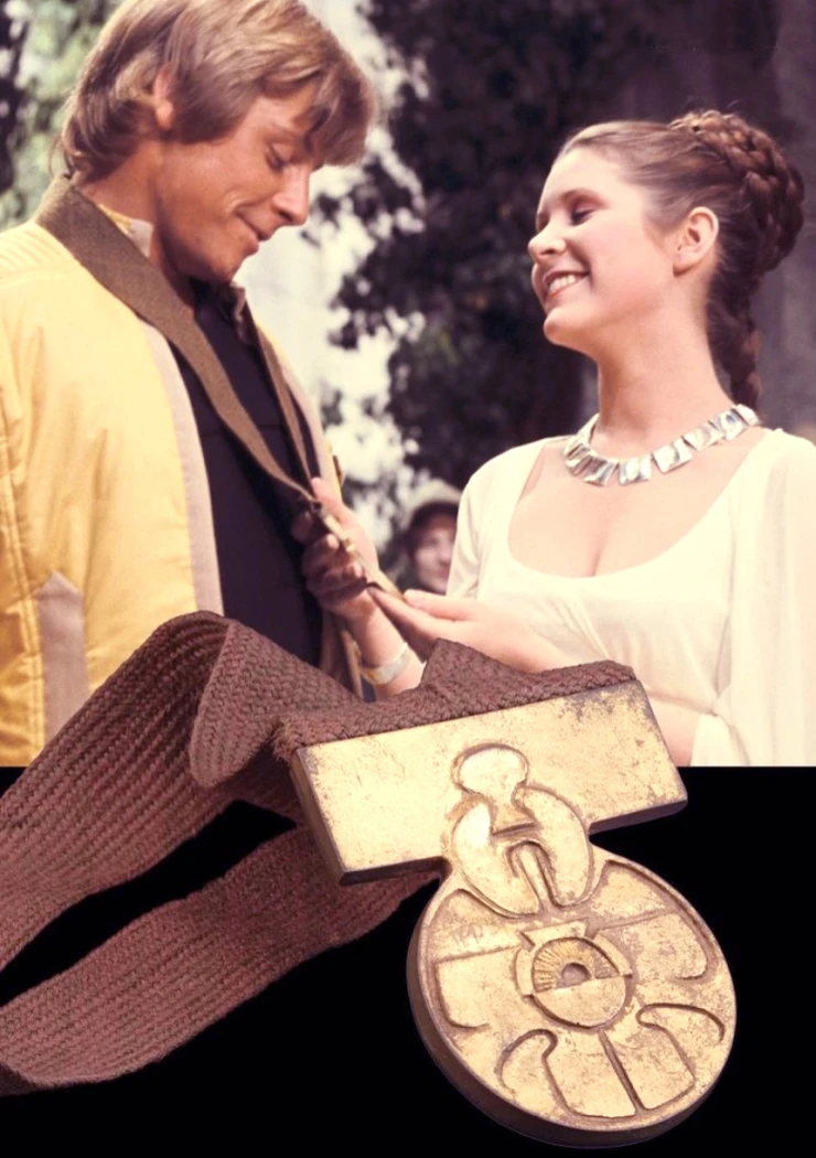 la-medaille-de-luke-skywalker-et-l-arbalete-de-chewbacca-aux-encheres