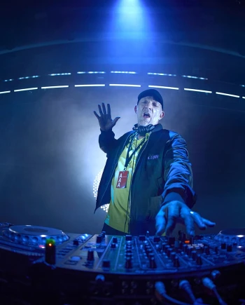 Banger, Vincent Cassel en DJ infiltré et déjanté pour&nbsp;Netflix