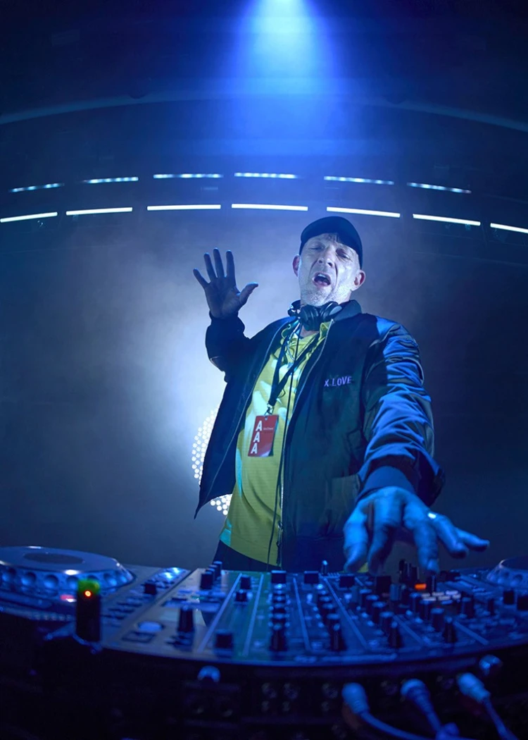 Banger, Vincent Cassel en DJ infiltré et déjanté pour&nbsp;Netflix