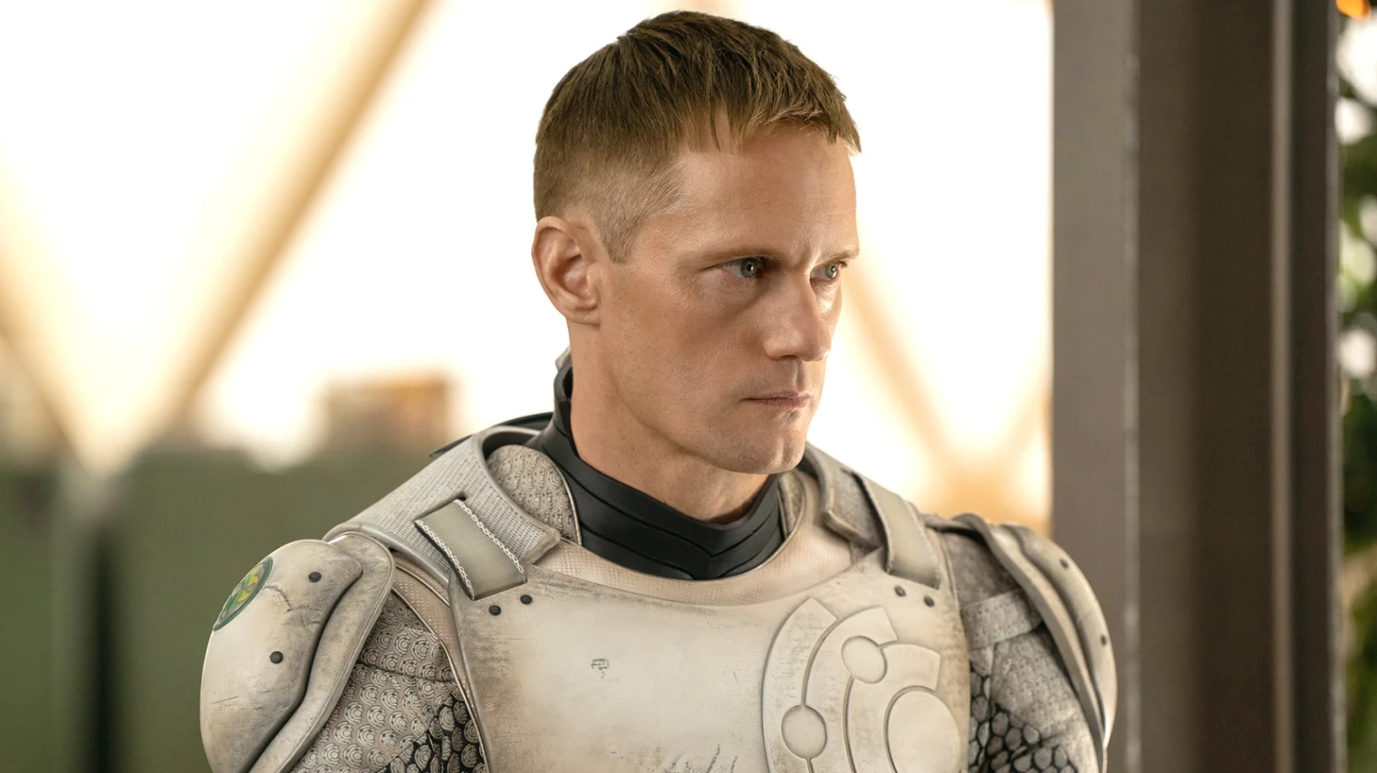 murderbot-alexander-skarsgard-en-mode-robot