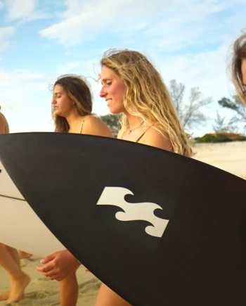 La série documentaire Surf Girls revient cet été sur Prime&nbsp;Video