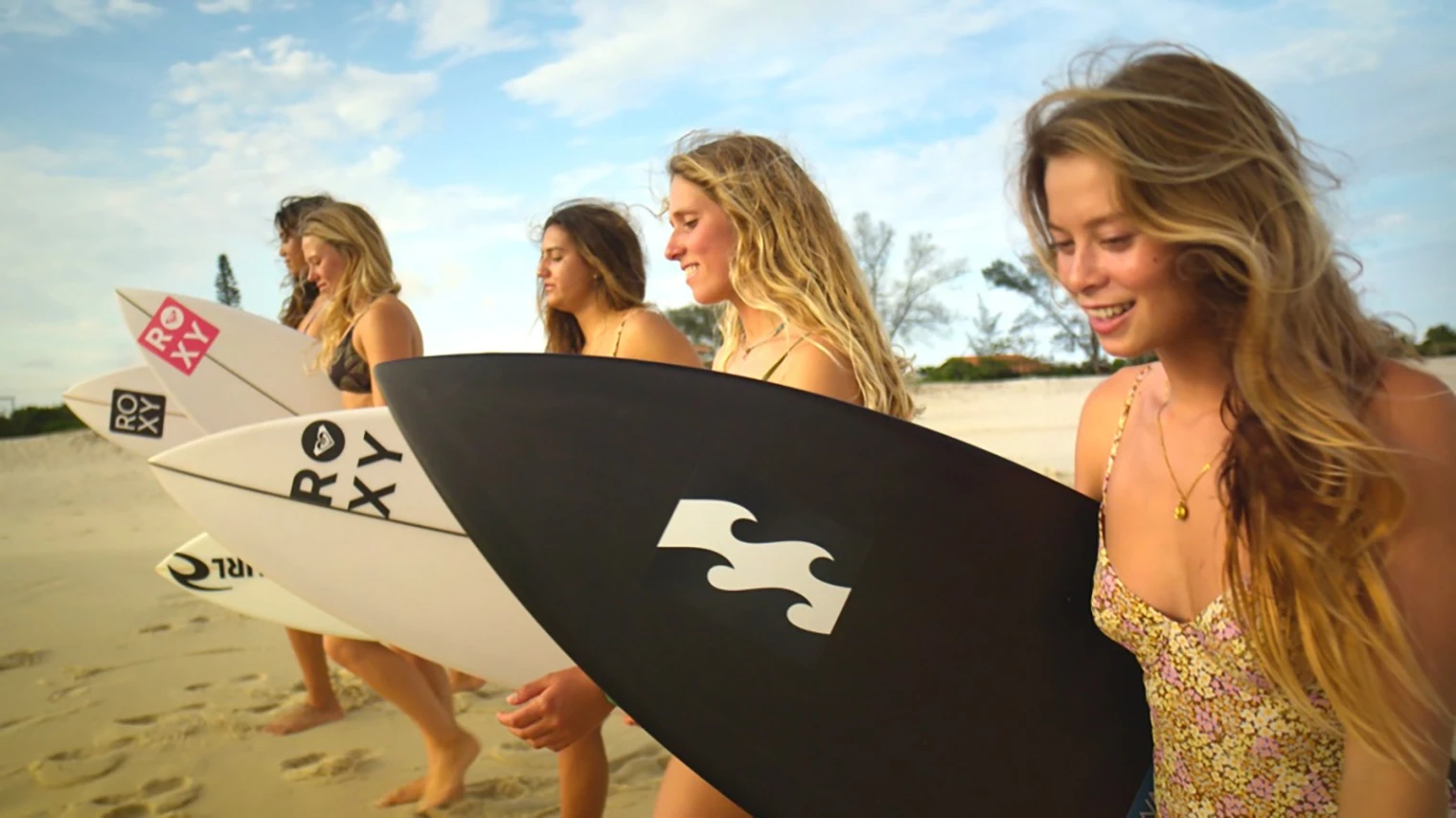 la-serie-documentaire-surf-girls-revient-cet-ete-sur-prime-video