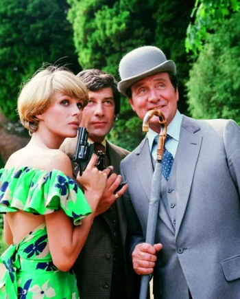 Chapeau melon et bottes de cuir version&nbsp;70&#039;s célèbre ses 50&nbsp;sans en&nbsp;4K