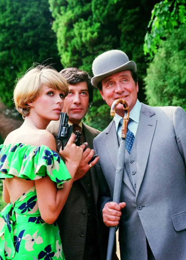 Chapeau melon et bottes de cuir version&nbsp;70's célèbre ses 50&nbsp;sans&nbsp;en&nbsp;4K