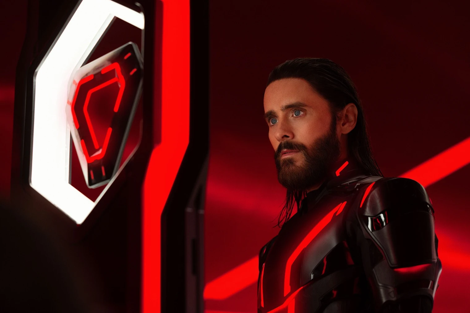 tron-ares-les-images-dingues-de-la-bande-annonce-sur-une-musique-de-nin