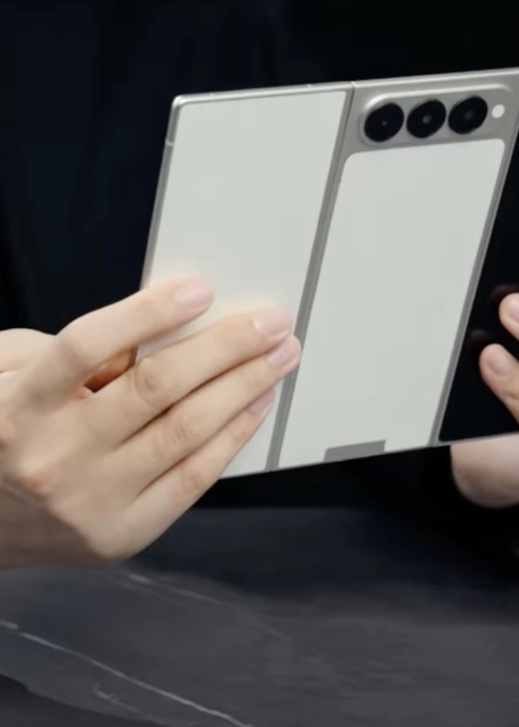 Smartphone Tecno Phantom Ultimate G&nbsp;Fold, seulement 3,49&nbsp;mm&nbsp;d’épaisseur