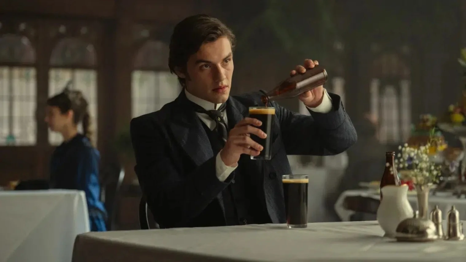 fans-de-peaky-blinders-voici-les-premieres-images-de-house-of-guinness
