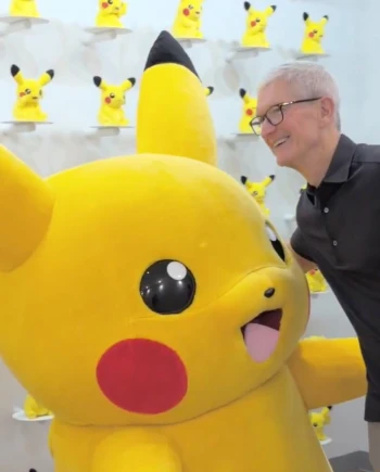 Tim Cook claque la bise à&nbsp;Pikachu