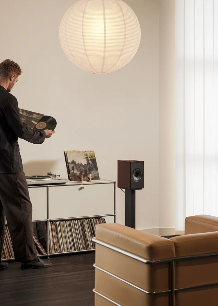 Enceintes Kef Coda&nbsp;W Hi&#8209;Fi 2&nbsp;x&nbsp;100&nbsp;W&nbsp;: cap sur la simplicité d&#039;emploi en misant sur le&nbsp;Bluetooth