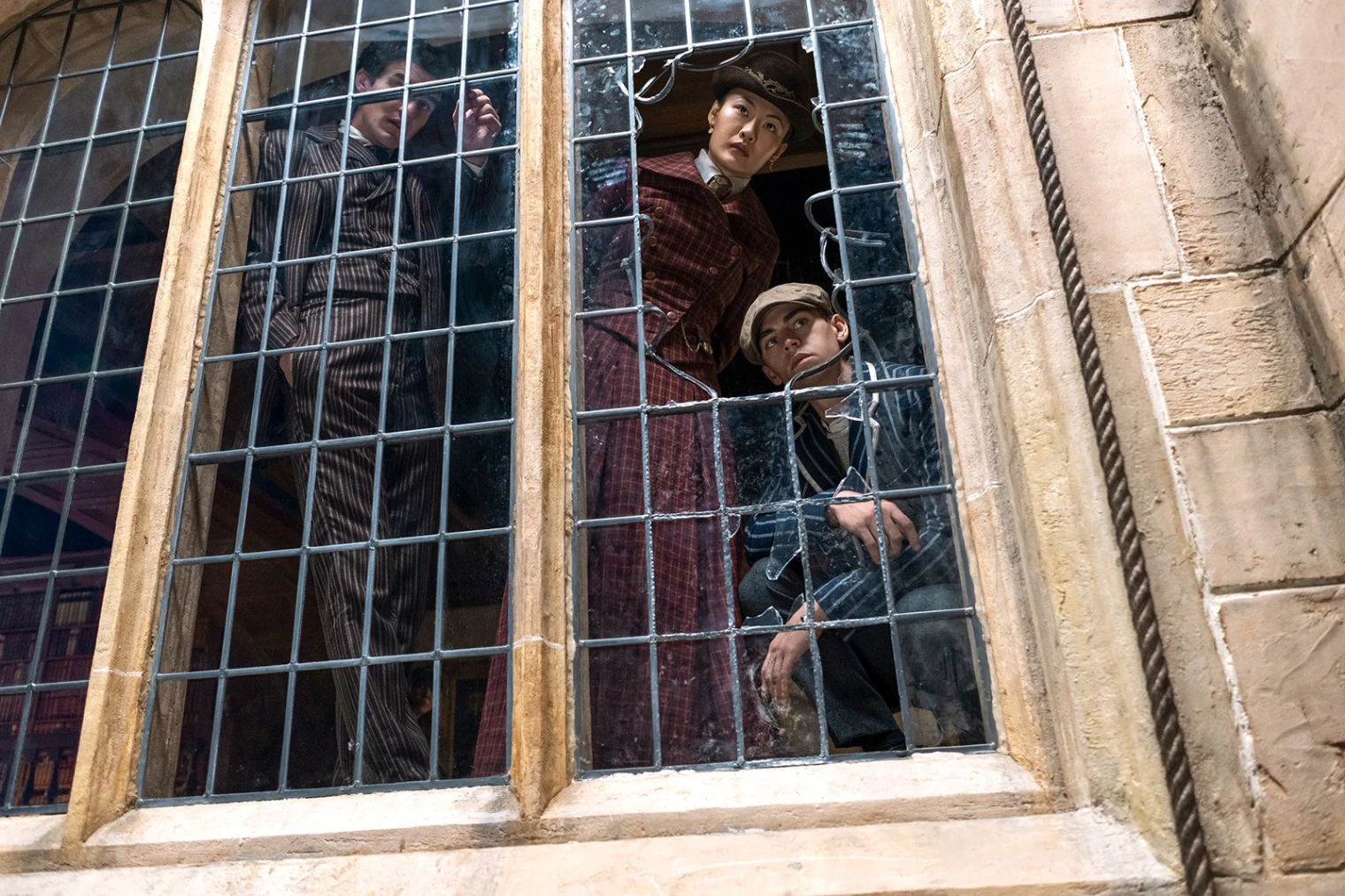 young-sherlock-premieres-images-de-la-serie-pour-le-retour-de-guy-ritchie