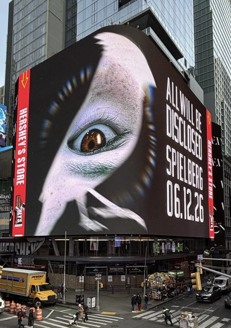 le-prochain-spielberg-s-affiche-sur-un-mysterieux-panneau-publicitaire