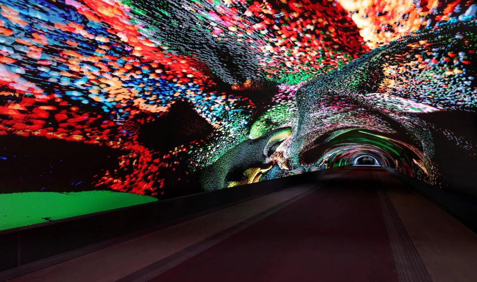 un-tunnel-led-de-100-m-et-148-millions-de-pixels-en-italie