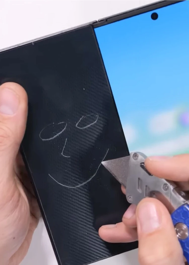 Samsung Galaxy Z&nbsp;Trifold, il plie sous&nbsp;la&nbsp;torture