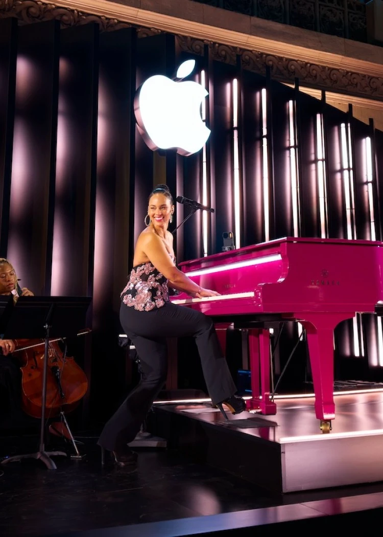 Les 50&nbsp;ans d’Apple démarrent avec&nbsp;Alicia&nbsp;Keys