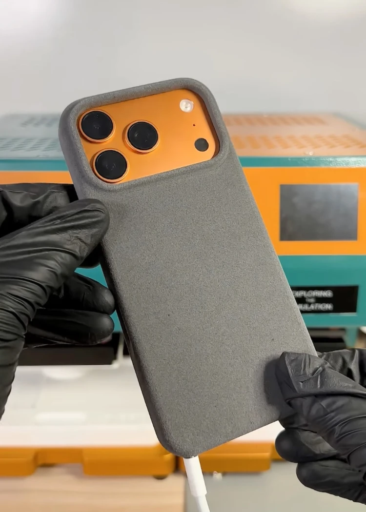 iPhone 17 Pro&nbsp;: un ingénieur suisse réinstalle le port Lightning via une coque&nbsp;modifiée