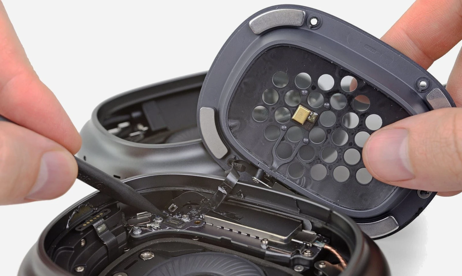 ifixit-demonte-les-airpods-max-2-pour-analyser-les-changements-internes