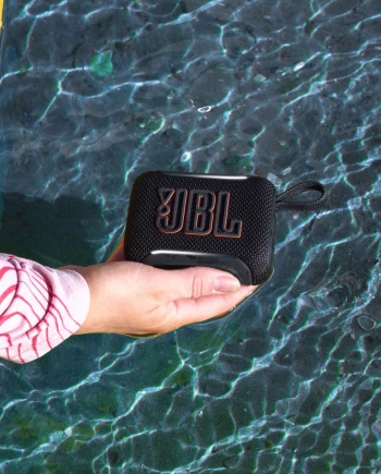 JBL Go 5 : plus puissante, lumineuse, Bluetooth&nbsp;6.0 Auracast et désormais certifiée&nbsp;IP68