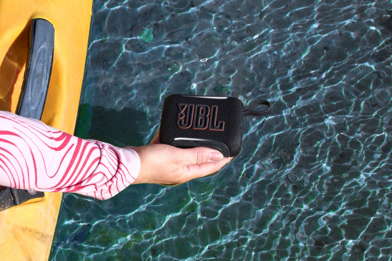 jbl-go-5-plus-puissante-lumineuse-bluetooth-6-0-auracast-et-desormais-certifiee-ip68