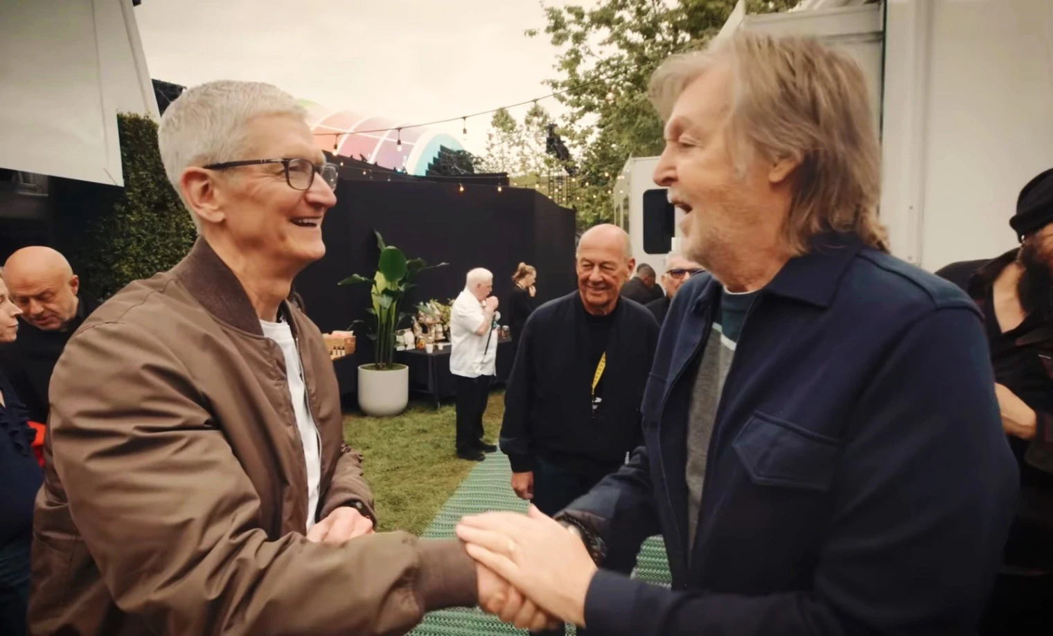 paul-mccartney-en-concert-chez-apple-et-tim-cook-s-en-va