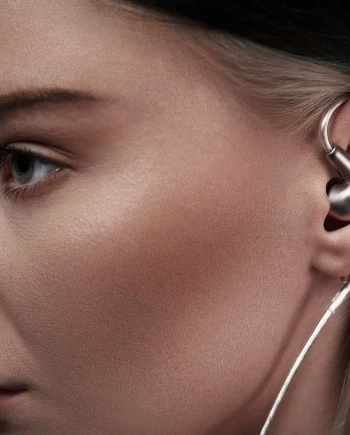 Meze Audio Astru, les écouteurs titane et or qui veulent bousculer les références&nbsp;premium