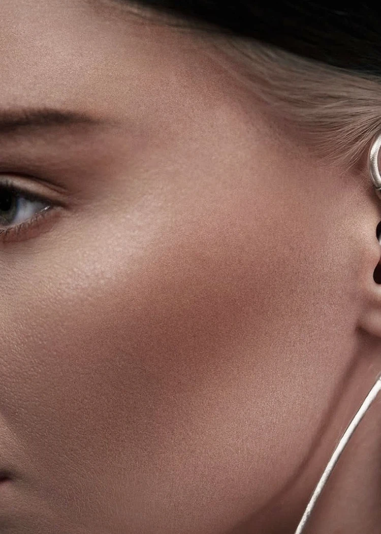 Meze Audio Astru, les écouteurs titane et or qui veulent bousculer les références&nbsp;premium