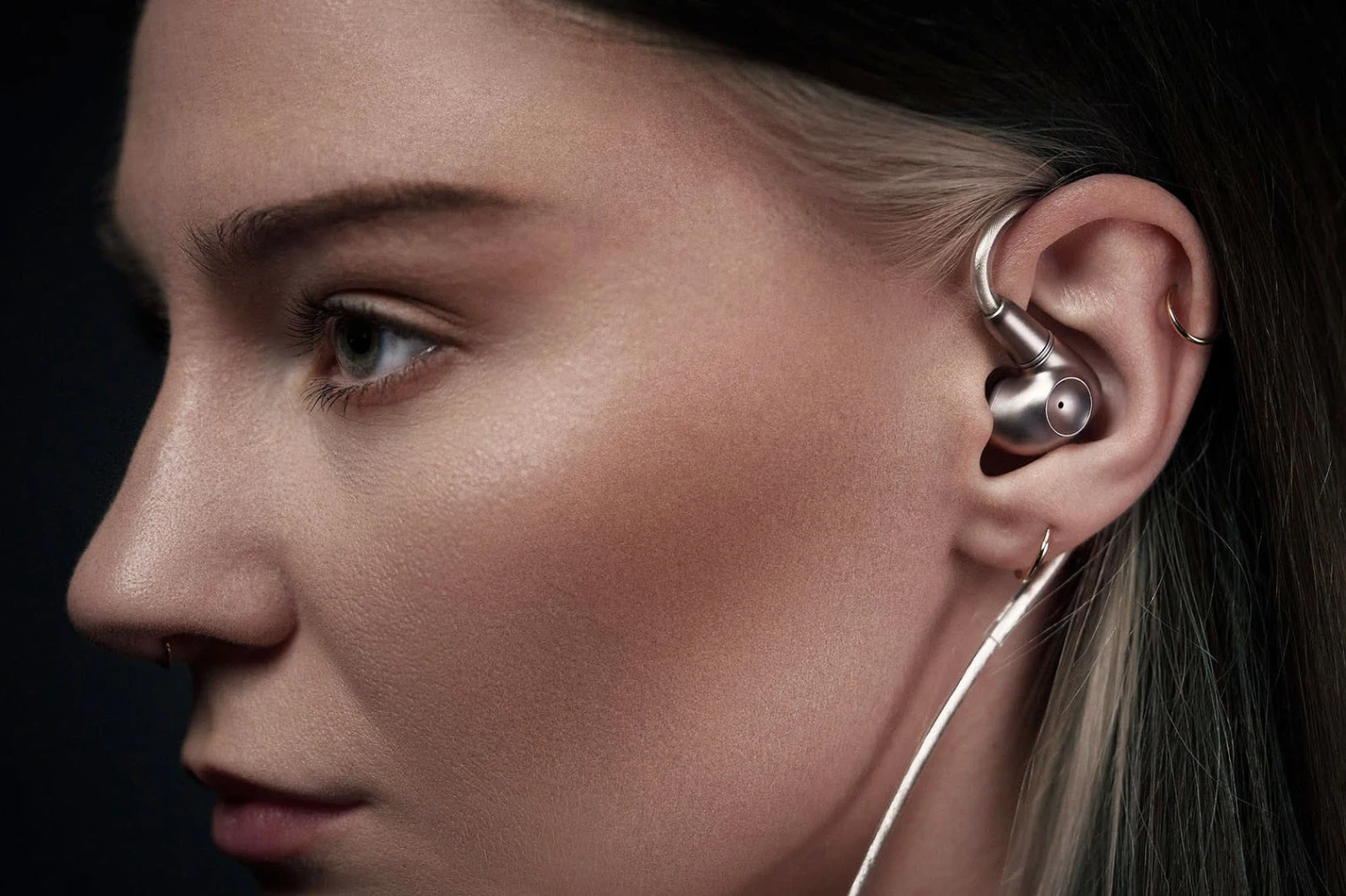 meze-audio-astru-les-ecouteurs-titane-et-or-qui-veulent-bousculer-les-references-premium