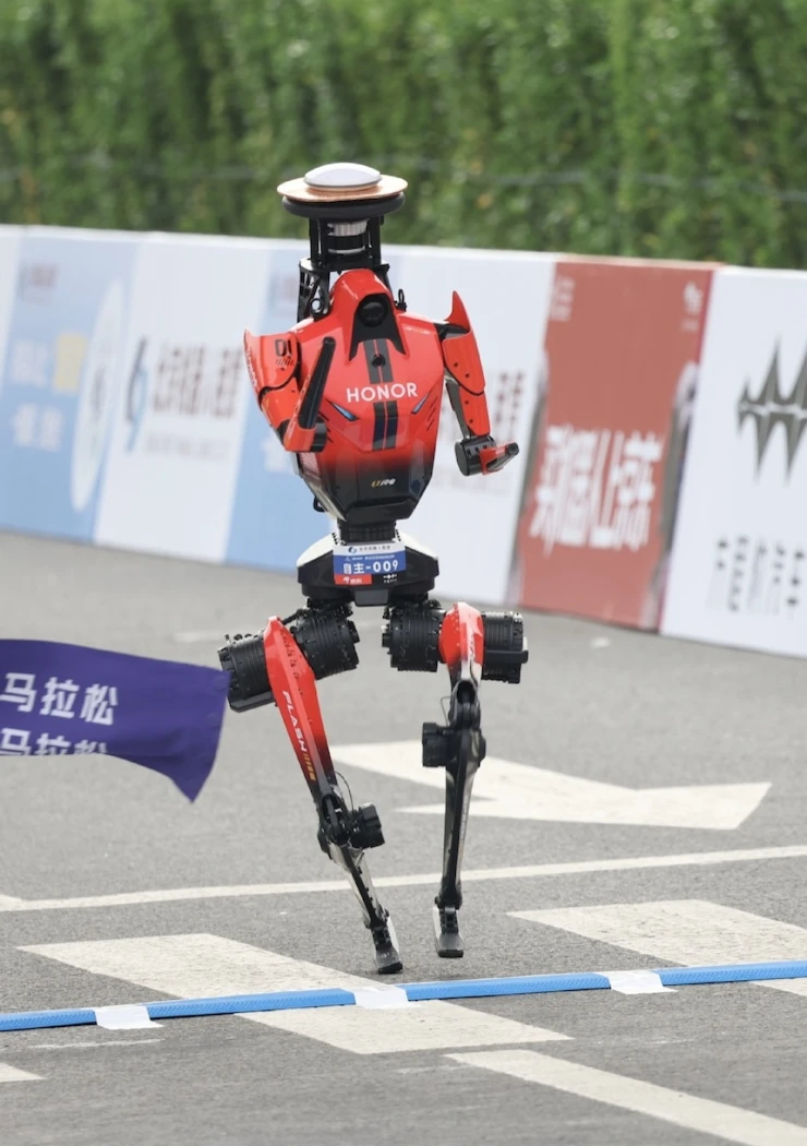 record-du-semi-marathon-battu-par-un-robot-humanoide