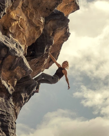 Survival australien Apex avec Charlize Theron, notre critique est&nbsp;en&nbsp;ligne