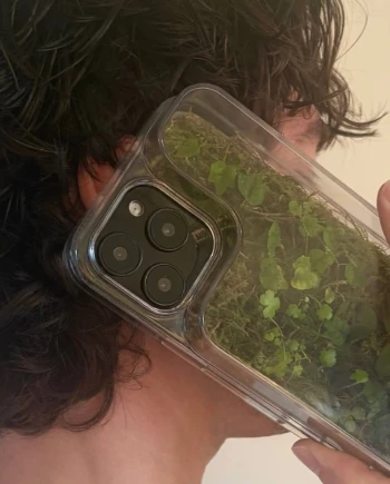 Coque iPhone avec mini‑forêt&nbsp;dedans