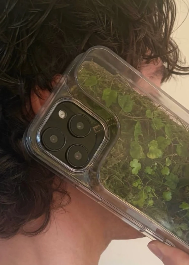 Coque iPhone avec mini‑forêt&nbsp;dedans