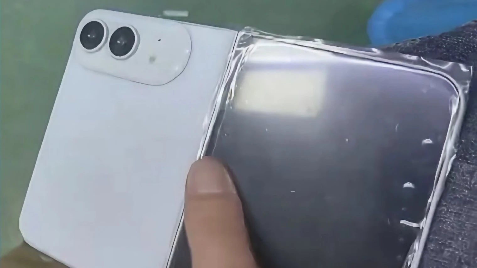 iphone-ultra-une-premiere-photo-fuitee-revele-le-design-du-smartphone-pliable-d-apple
