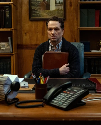 Série Widow's Bay, on a adoré Matthew Rhys en&nbsp;maire&nbsp;poltron