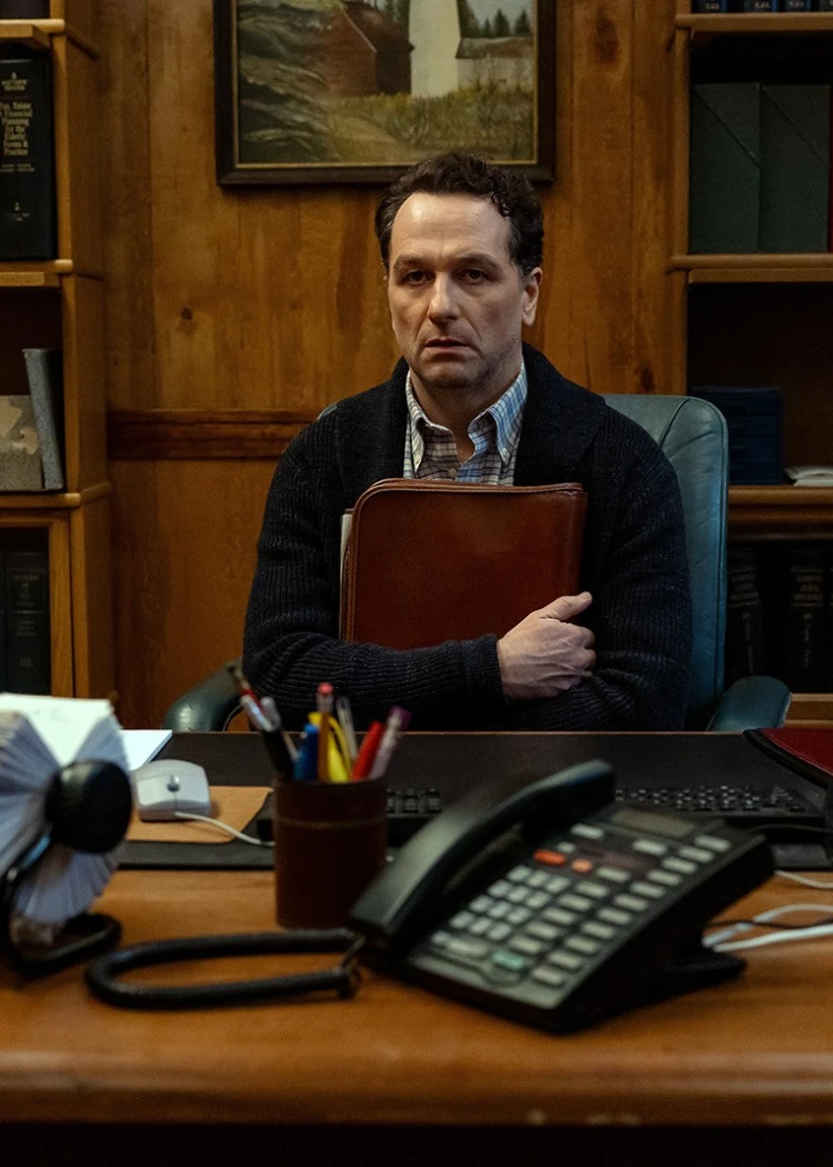 Série Widow's Bay, on a adoré Matthew Rhys en&nbsp;maire&nbsp;poltron